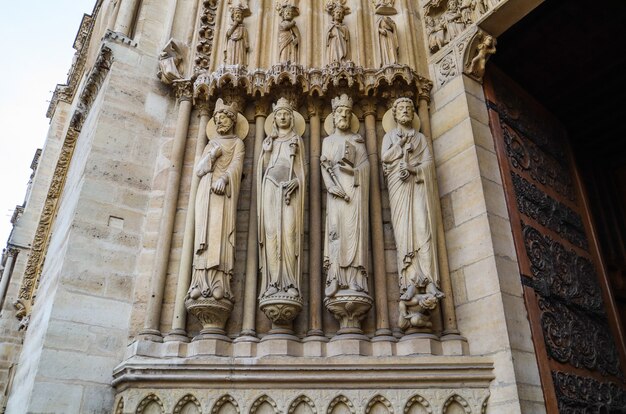 Meravigliosi dettagli scultorei e architettonici della cattedrale di notre dame a parigi francia prima del