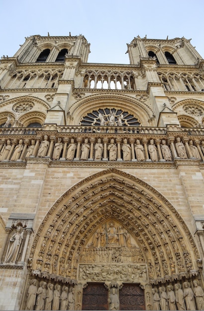 Meravigliosi dettagli scultorei e architettonici della cattedrale di notre dame a parigi francia prima del