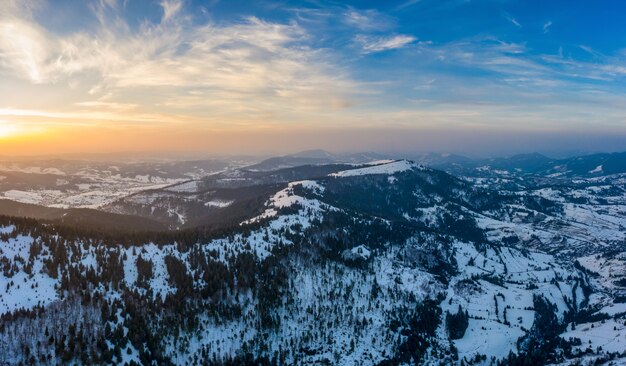 Meravigliosi paesaggi delle montagne dei Carpazi ricoperti dalla prima neve in Ucraina vicino al villaggio di Pylypets