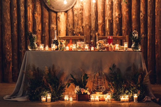 Meraviglioso interno del tavolo per tavolo sposi in stile rustico con decoro naturale.