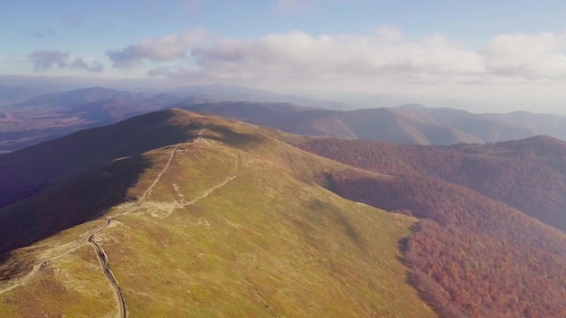 Meraviglioso paesaggio da una vista a volo d'uccello Fotografia aerea della catena montuosa MaguraJide nei Carpazi dall'alto Parco Nazionale del Monte Gemba Shipit Karpat Pylypets Ucraina