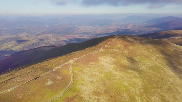 Meraviglioso paesaggio da una vista a volo d'uccello Fotografia aerea della catena montuosa MaguraJide nei Carpazi dall'alto Parco Nazionale del Monte Gemba Shipit Karpat Pylypets Ucraina