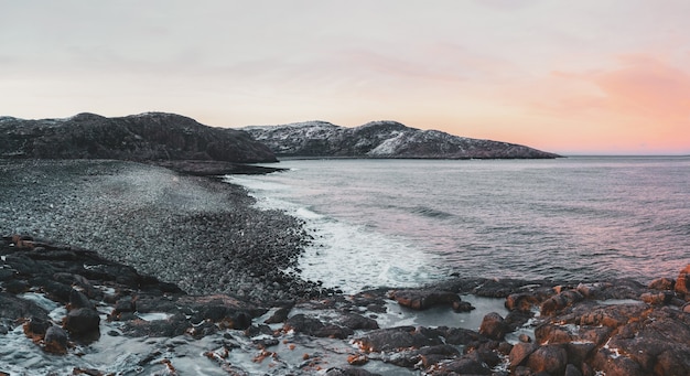 Meraviglioso paesaggio montano panoramico sul mare di Barents Teriberka