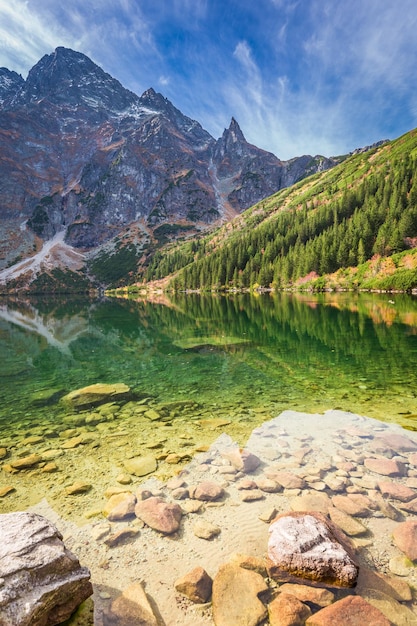 Meraviglioso tramonto allo stagno nei Monti Tatra in autunno