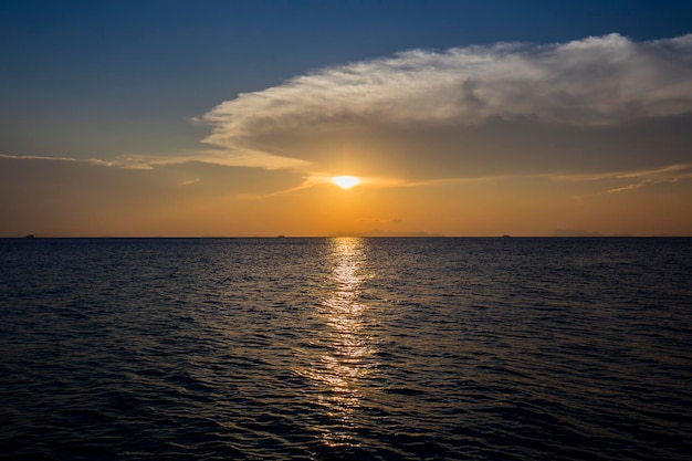 Meraviglioso tramonto sull'acqua di mare all'isola di Koh Phangan Thailandia