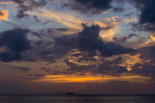 Meraviglioso tramonto sull'acqua di mare all'isola di Koh Phangan Thailandia