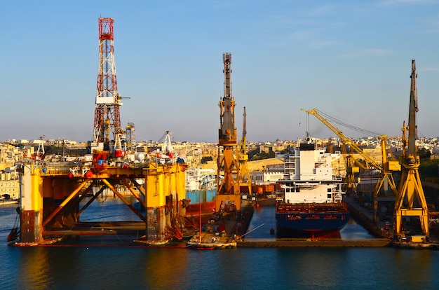 mercante ferma nel porto