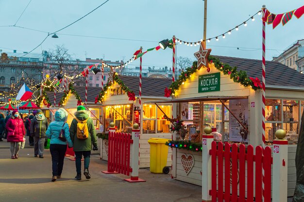 Mercatino di Natale a San Pietroburgo. Intrattenimento festivo. San Pietroburgo, Russia - 6 gennaio 2021.