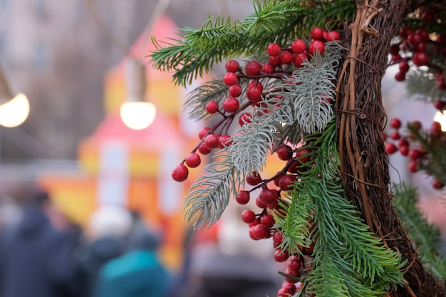 Mercatino di Natale con decorazioni