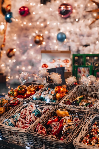 Mercatino di Natale con giocattoli colorati e souvenir