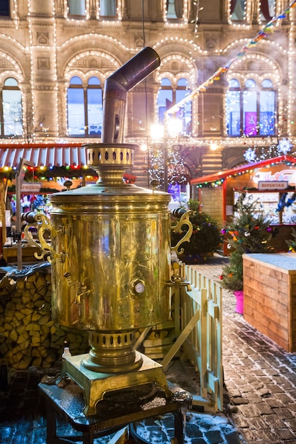 Mercatino di Natale di notte sulla Piazza Rossa Grande samovar in primo piano Mosca Russia