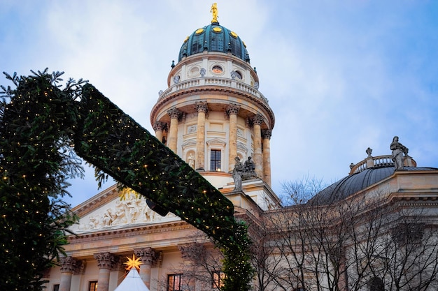 Mercatino di Natale in Gendarmenmarkt a Berlino in Germania in Europa in inverno. Fiera tedesca di Natale e vacanze in strada notturna nella città europea a dicembre.