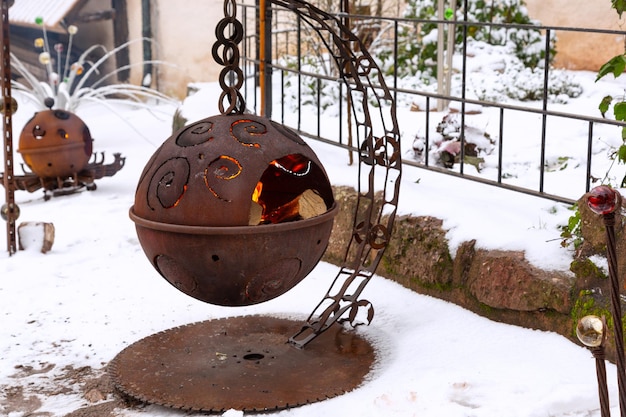 Mercatino di Natale in un vecchio castello tedesco coperto di sno