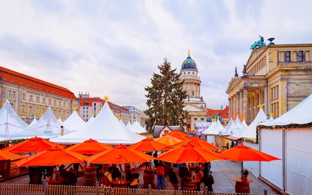 Mercatino di Natale notturno di Gendarmenmarkt in inverno Berlino, Germania. Natale di strada tedesco e fiera delle vacanze. Decorazione dell'Avvento e bancarelle con oggetti di artigianato sul Bazaar.