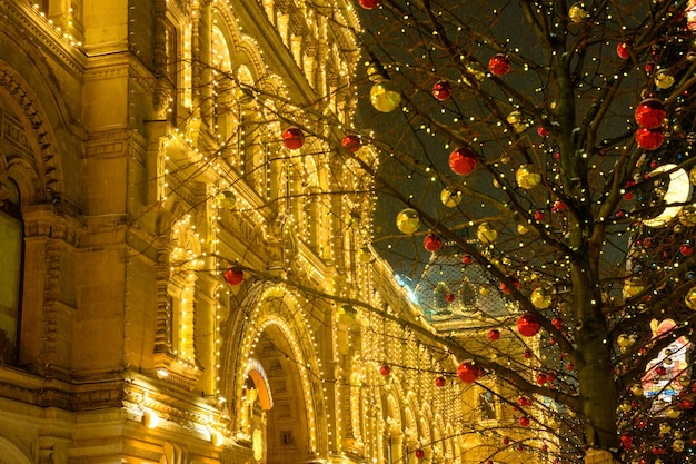 Mercatino di Natale sulla Piazza Rossa a Mosca per il nuovo anno La tempesta di neve