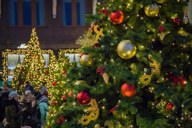 Mercatino di Natale sulla Piazza Rossa Molti abeti di Natale decorati