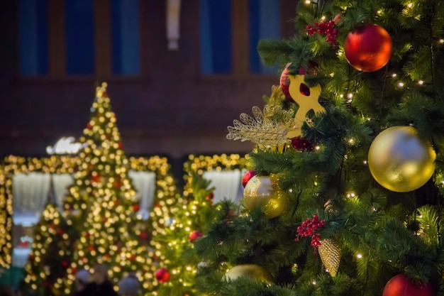 Mercatino di Natale sulla Piazza Rossa Molti abeti di Natale decorati