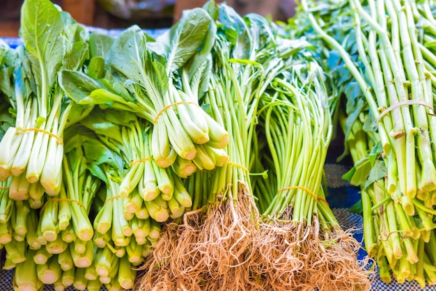 Mercato alimentare con bancarella di frutta e verdura