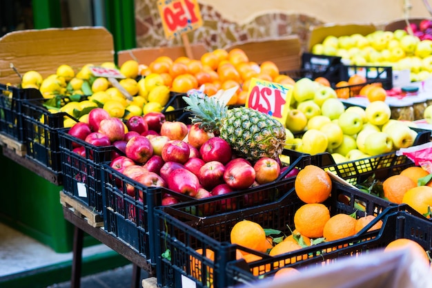 Mercato all'aperto in Italia frutta diversa Madeiras frutta ananas limone arancia