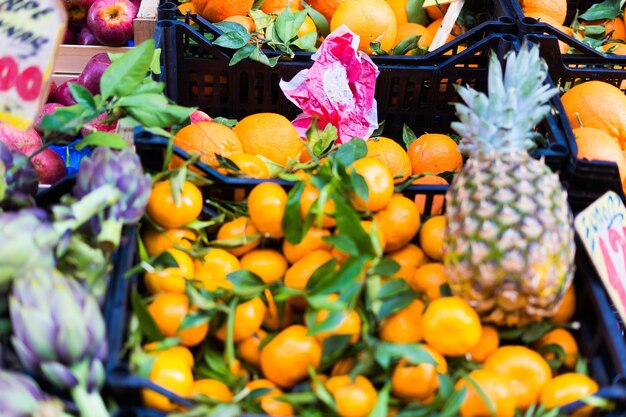 Mercato all'aperto in Italia frutta diversa Madeiras frutta ananas limone arancia