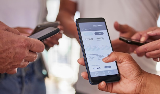 Mercato azionario dello schermo del telefono e trading con le persone mani fintech e investimenti con criptovaluta e dashboard Tecnologia smartphone e investi con dati e titoli grafici con economia e app