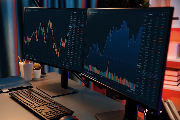 Mercato azionario su grandi schermi mostrato sul computer a luce al neon notturna Infobahn