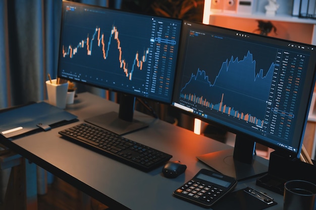 Mercato azionario su grandi schermi mostrato sul computer a luce al neon notturna Infobahn