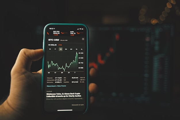 Mercato azionario sullo schermo del telefono e sullo sfondo Analisi delle scorte e cambio valuta