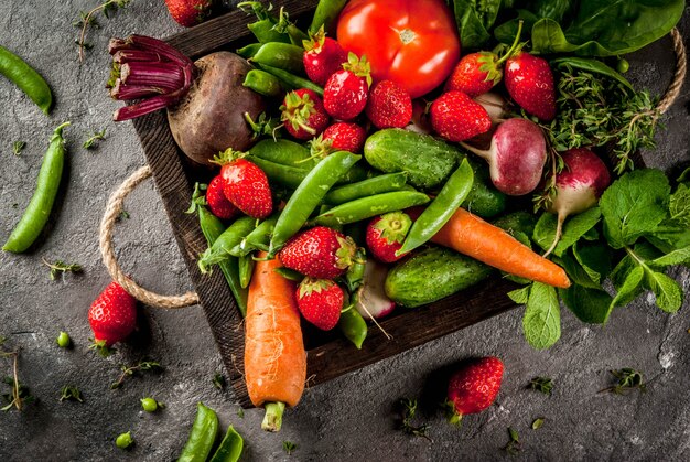 Mercato. Cibo vegano sano. Verdure fresche, bacche, verdure e frutta