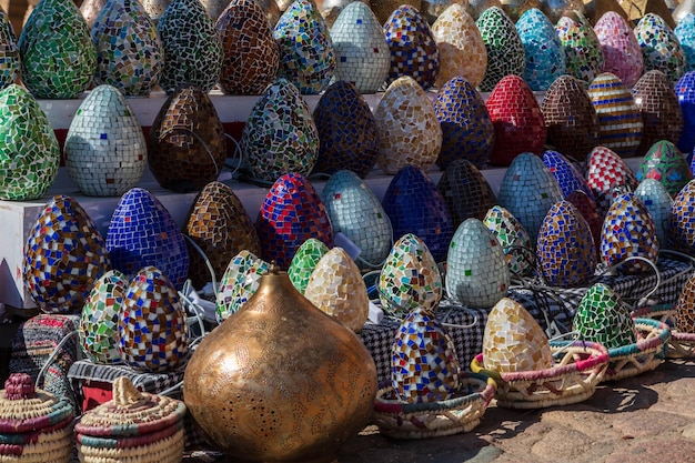 Mercato Con Lampade Fatte A Mano Colorate Tradizionali E Lanterns.Bazaar. Souvenir popolari dall'Egitto