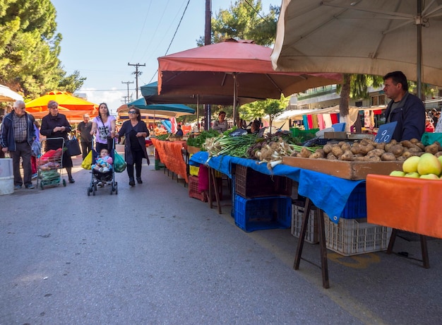 Mercato degli agricoltori greci locali di Laiki Agora sull'isola di Evia con frutta e verdura ciliegia in Grecia