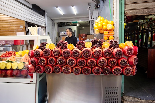 Mercato del Carmelo a Tel Aviv. Bancarella di melograno e succo d'arancia sul mercato di Tel Aviv