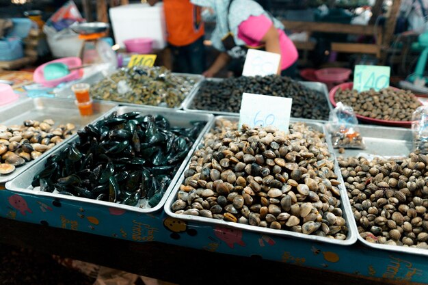 Mercato del pesce a Krabi Pesce crudo in un mercato vicino al mare tropicale