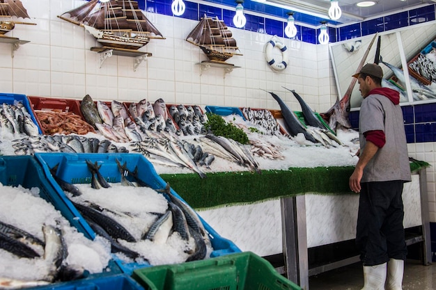 Mercato del pesce nella città costiera di Annaba, Algeria