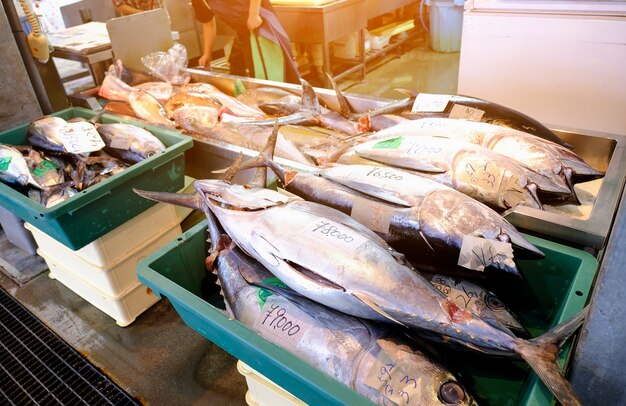 Mercato del pesce Tomari nella città di Naha