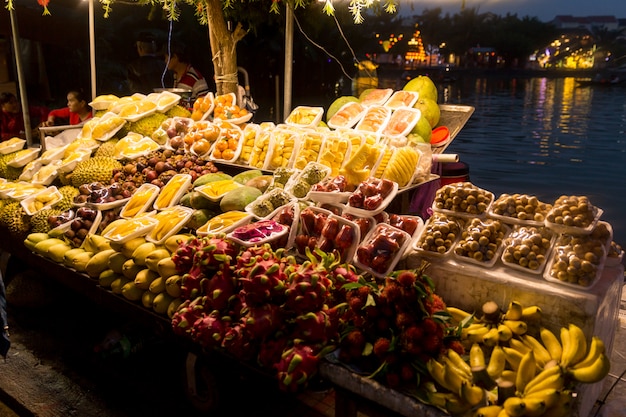 Mercato dell'alimento della via di notte del Vietnam con i frutti