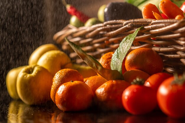 Mercato della frutta con vari frutti e verdure fresche colorate