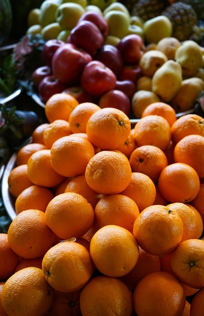 Mercato della frutta con vari frutti freschi colorati