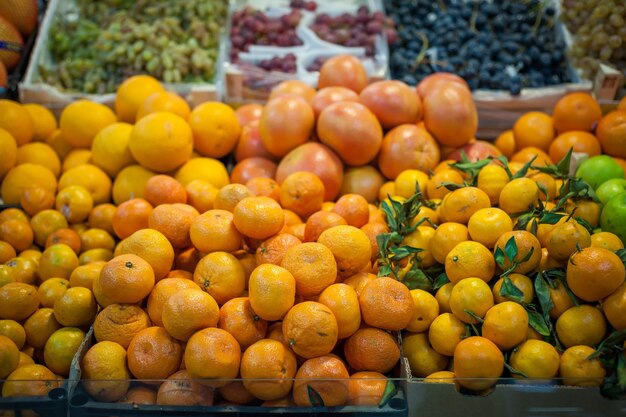 Mercato della frutta con varie colorate frutta e verdura fresca