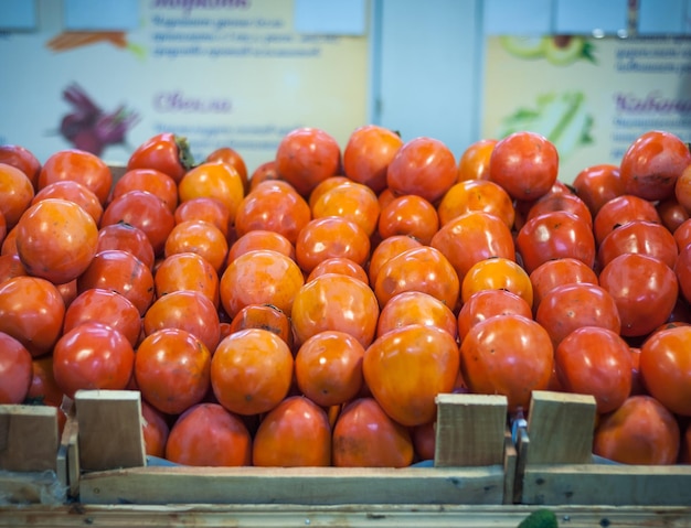 Mercato della frutta con varie colorate frutta e verdura fresca