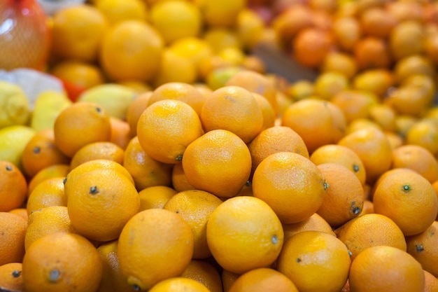 Mercato della frutta con varie colorate frutta e verdura fresca