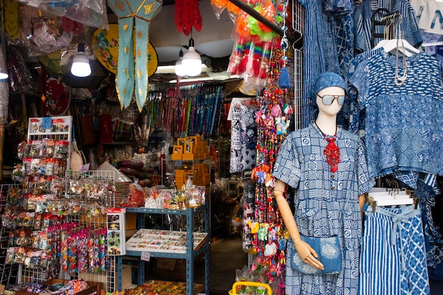 Mercato di fine settimana di Chatuchak o Jatujak bazar locale a piedi per thailandesi e viaggiatori stranieri visita di viaggio e shopping prodotti prodotti regali souvenir il 29 ottobre 2023 a Bangkok Thailandia