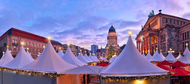 Mercato di Natale illuminato Gendarmenmarkt a Berlino