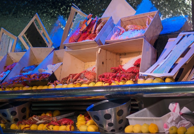 mercato di strada del pesce molti tipi di frutti di mare deliziosi e gourmet vendono nel mercato fresco di parigi