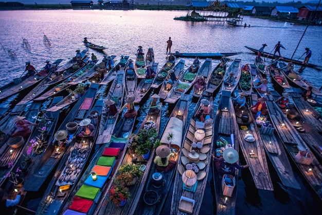 Mercato galleggiante al mattino nel lago Inle Stato Shan Myanmar