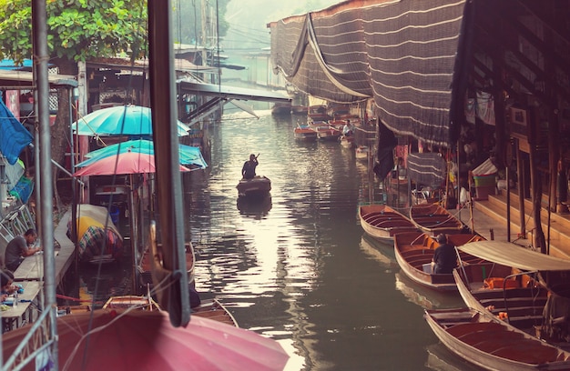 Mercato galleggiante in Thailandia.