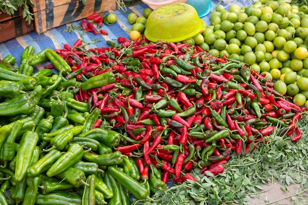 Mercato locale marocchino per le strade con spezie noci pesce frutta e verdura