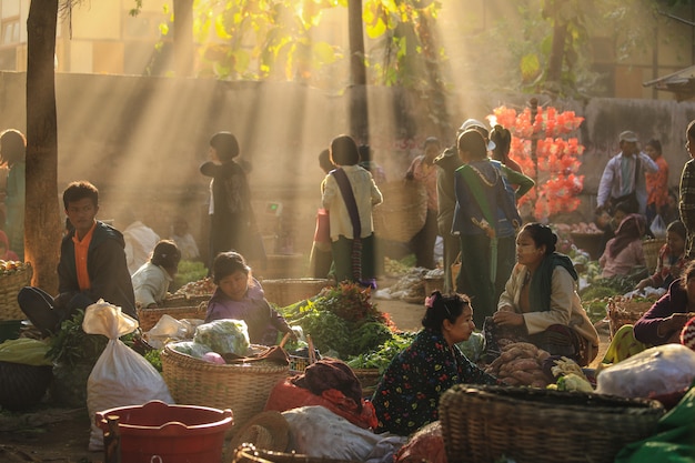 Mercato mattutino a Yong con raggio di sole, questo è il mercato locale che vende riso, pesce, verdure e fiori