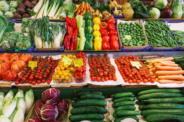 Mercato ortofrutticolo Molta varietà di frutta e verdura fresca