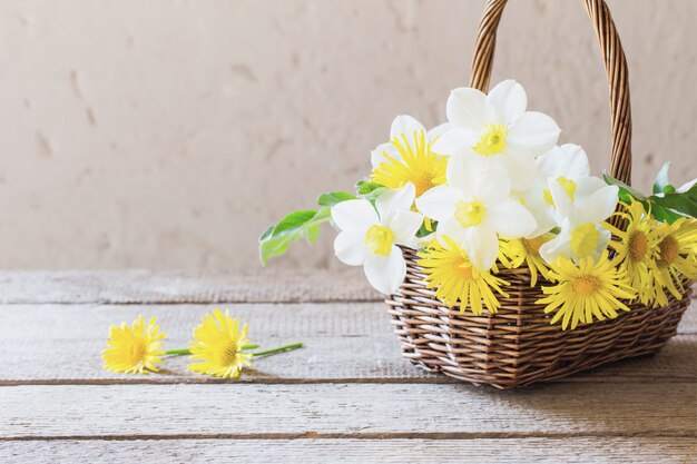 Merce nel carrello bianca e gialla dei fiori